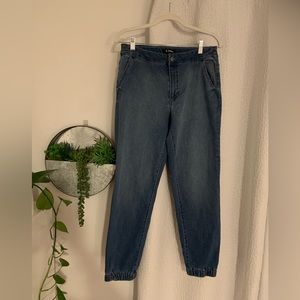 d. Jean The Weekender Jogger Size 4